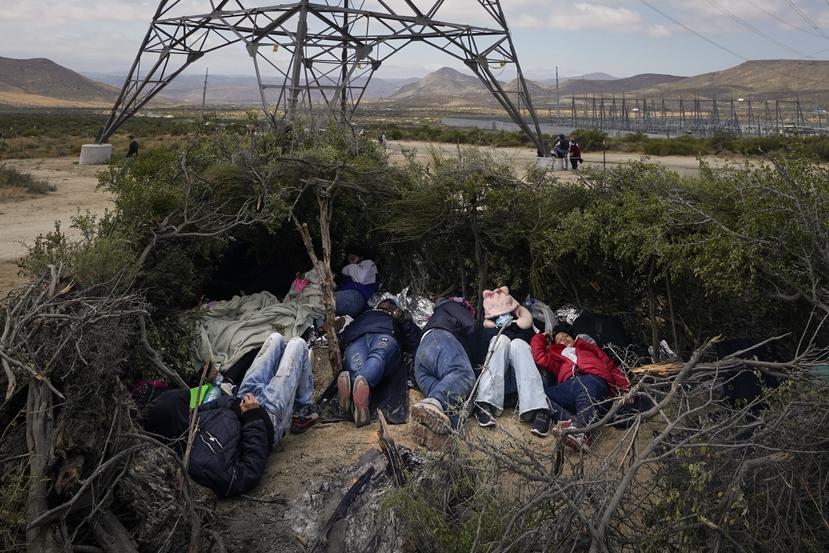 Un grupo de migrantes dormidos en un campamento improvisado mientras esperan solicitar asilo tras cruzar la frontera, el miércoles 10 de mayo de 2023, cerca de Jacumba, California. El grupo estuvo acampando al otro lado de la frontera durante días, esperando solicitar asilo en Estados Unidos.
