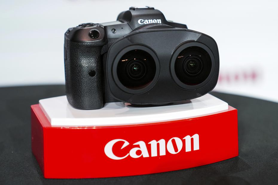 Canon lanzó una lente dual diseñada para crear contenido en 3D o de realidad virtual. Se trata del  RF5.2mm F2.8 L Dual Fisheye, aditamento que viene con dos lentes tipo de ojo de pez, que permiten capturar imágenes estereoscópicas y permiten grabar a una resolución máxima de 8K.