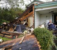 Chris Johnson, quien pasó el huracán en su hogar, ve la destrucción en Lake Charles, Luisiana.