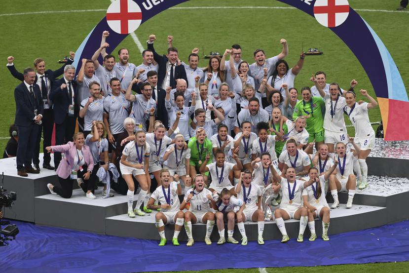 El equipo femenino inglés celebrando el pasado domingo con su trofeo que lo acreditó como campeón de la Eurocopa al vencer a Alemania en el Estadio Wembley.