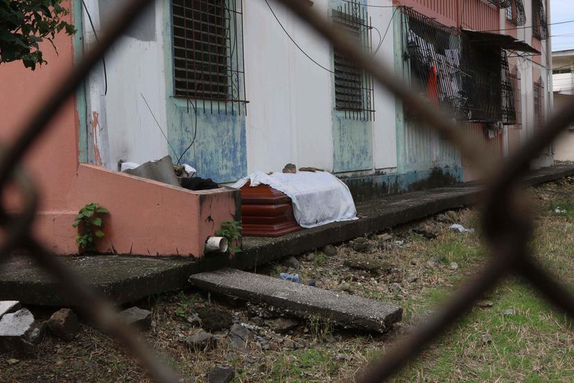 Fotografí­a cedida por el Diario Expreso que muestra un féretro con un fallecido que debeía ser recogido por las autoridades para ser enterrado, este miércoles en los bloques Apanor de la Alborada, en Guayaquil. (Agencia EFE)