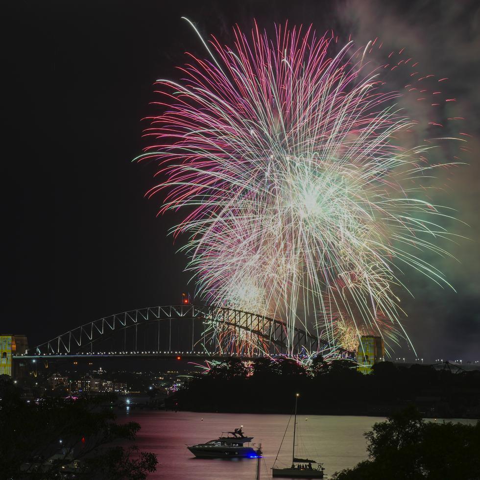 Fuegos artificiales explotan sobre el puente de la bahía de Sydney, Australia, al inicio de las celebraciones de Año Nuevo.