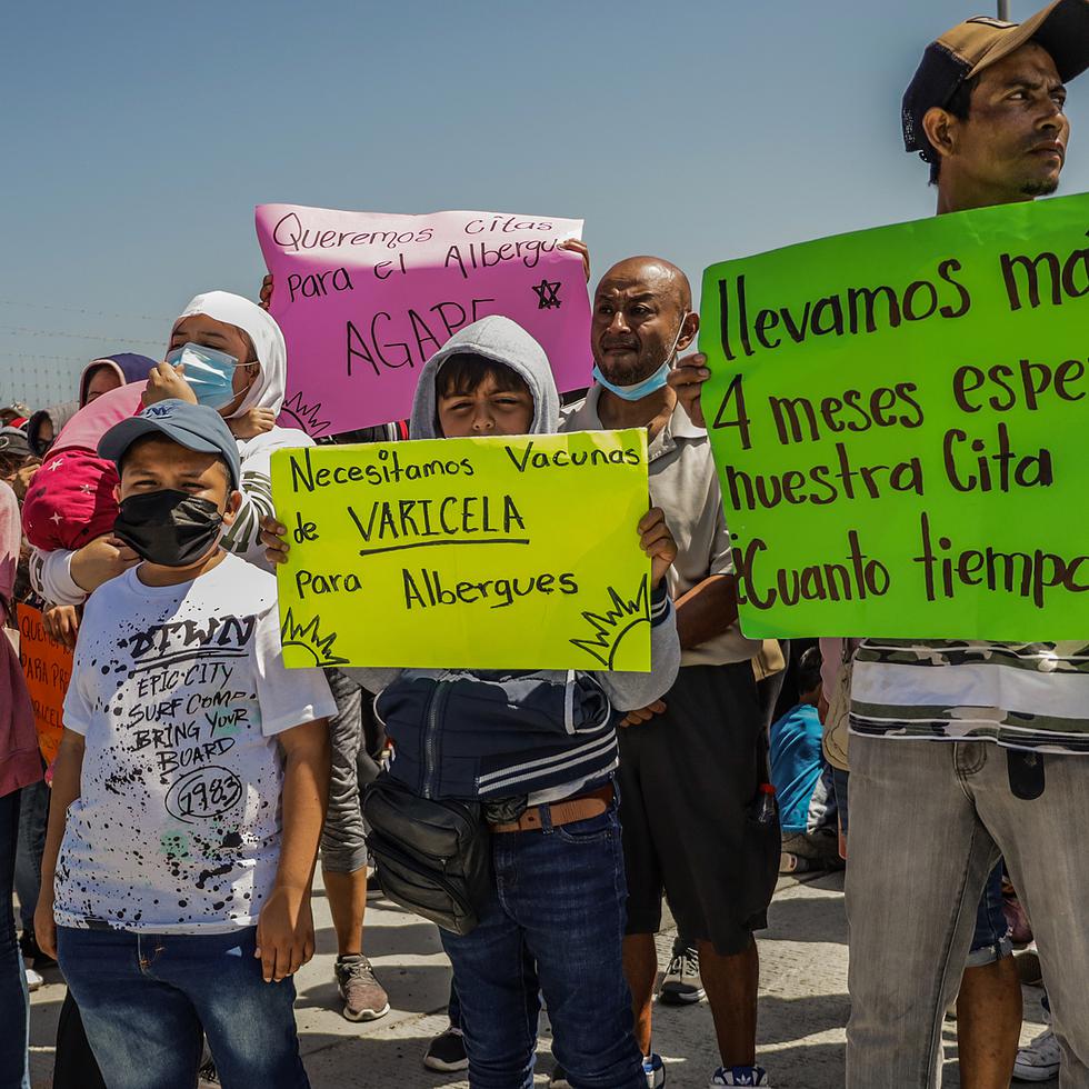 Migrantes protestan por la falta de vacunas y atención medica al exterior del Consulado de Estados Unidos.