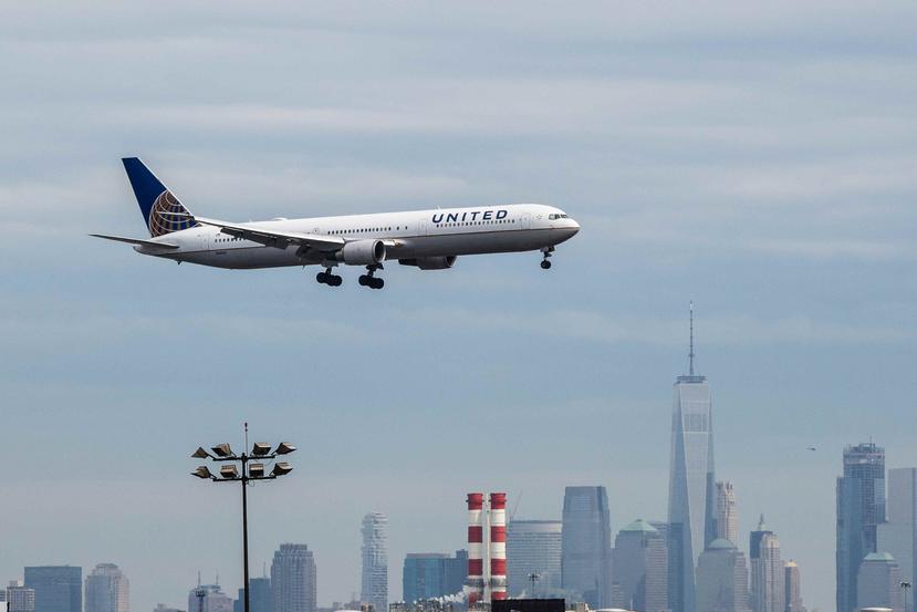 Las cancelaciones de United Airlines también también bajaron a un 75% en el mes de julio. (Bloomberg)
