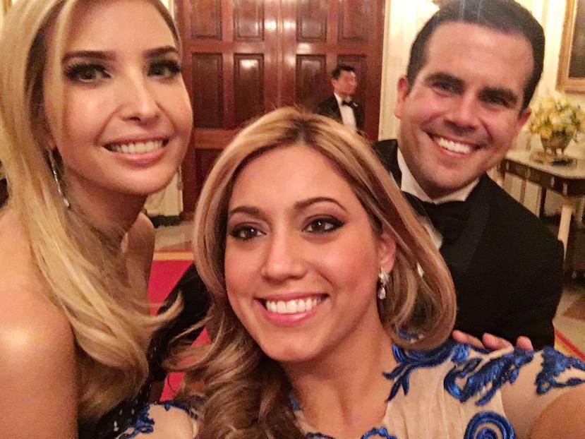 Beatriz Rosselló aprovechó la oportunidad para hacer un selfie junto a Ivanka Trump y el gobernador. (Suministrada)
