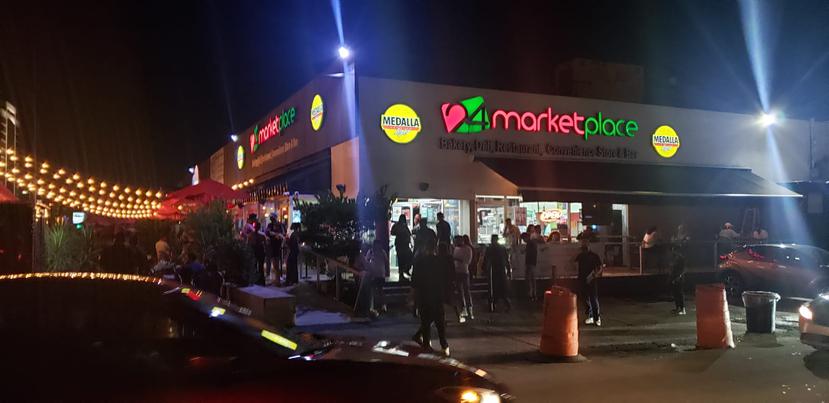 Salud multó al negocio 24 Market Place de la avenida Chardón, en Hato Rey, por aglomeración de personas en su exterior.