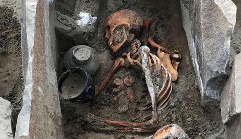 La momia fue encontrada con un vestido de seda y un espejo. ( Instituto de Historia de la Cultura Material de San Petersburgo)