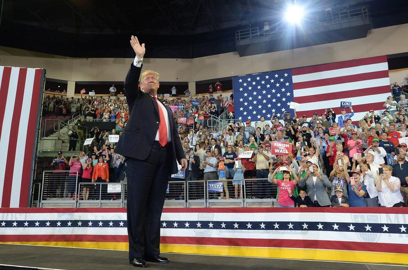 El presidente Donald Trump ingresa a la Arena Erie Insurance para un evento de campaña en Erie, Pensilvania, el miércoles 10 de octubre de 2018. (AP)