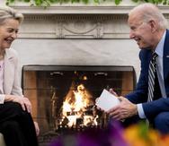 El presidente Joe Biden conversa con la presidenta de la Comisión Europea, Ursula von der Leyen, en la Oficina Oval de la Casa Blanca, el viernes 10 de marzo de 2023, en Washington. (AP Foto/Andrew Harnik)