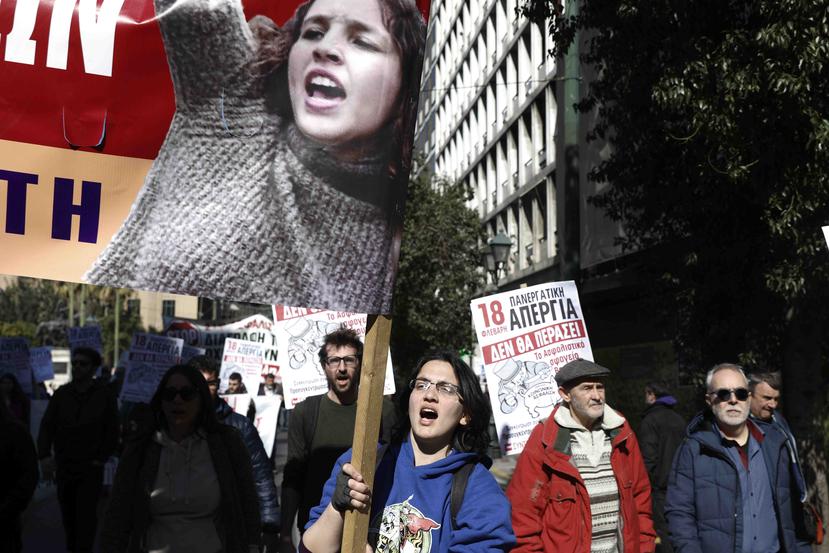Manifestantes corean consignas durante un mitin en Atenas, el martes 18 de febrero de 2020. Una huelga de 24 horas en Grecia paralizó los transbordadores, el transporte público y los servicios municipales en Atenas y otras partes del país. (AP)
