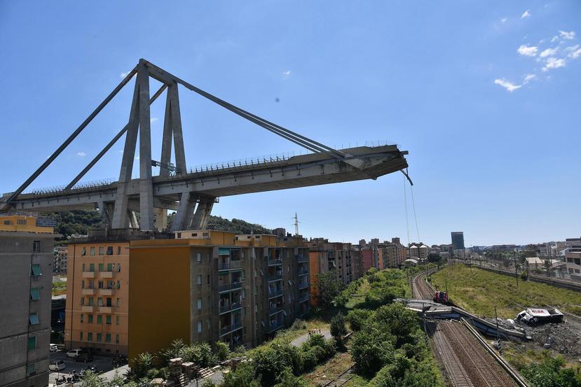 Vista de los restos del puente Morandi, que se derrumbó en Génova, Italia. (EFE)
