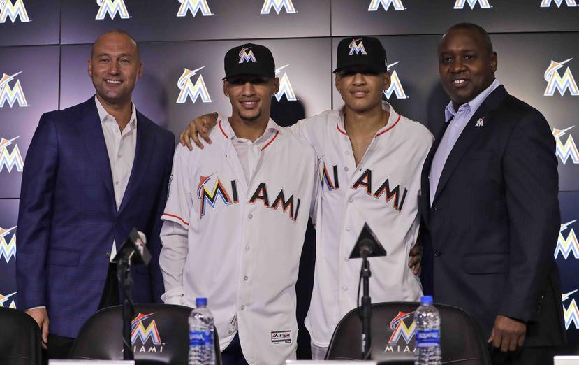 El director general de los Marlins de Miami, Derek Jeter, (de izquierda a derecha) posa con Víctor Víctor Mesa, Víctor Mesa Jr., y Michael Hill, presidente de operaciones de béisbol,  durante una conferencia de prensa. (AP)