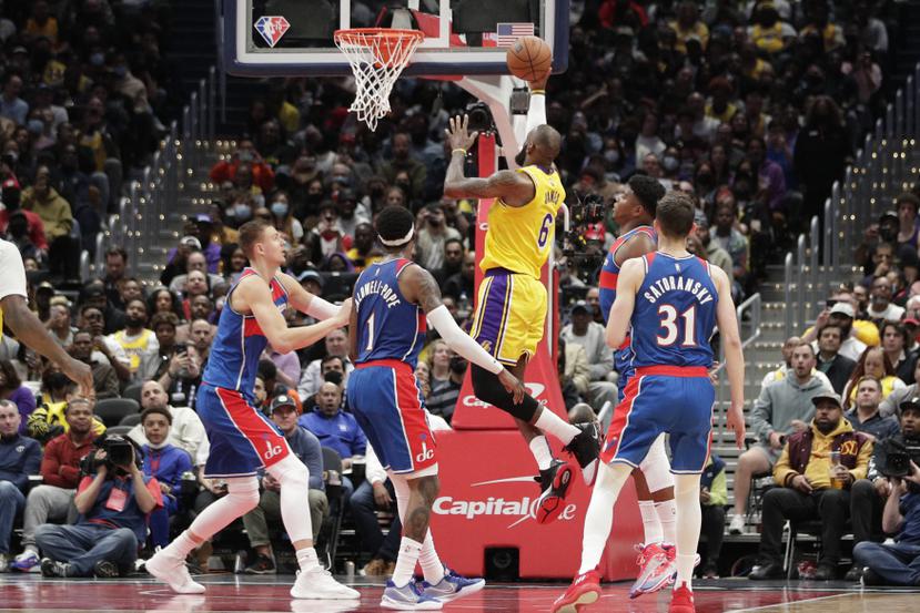 LeBron James realiza el canasto que lo convirtió en el segundo mejor anotador en la historia de la NBA.