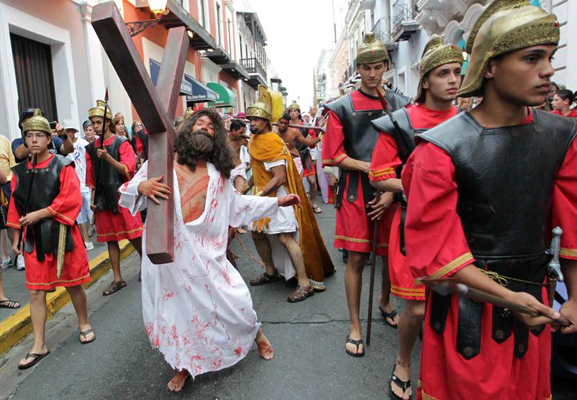 Una procesión representando la pasión de Jesús en Viejo San Juan en 2013.