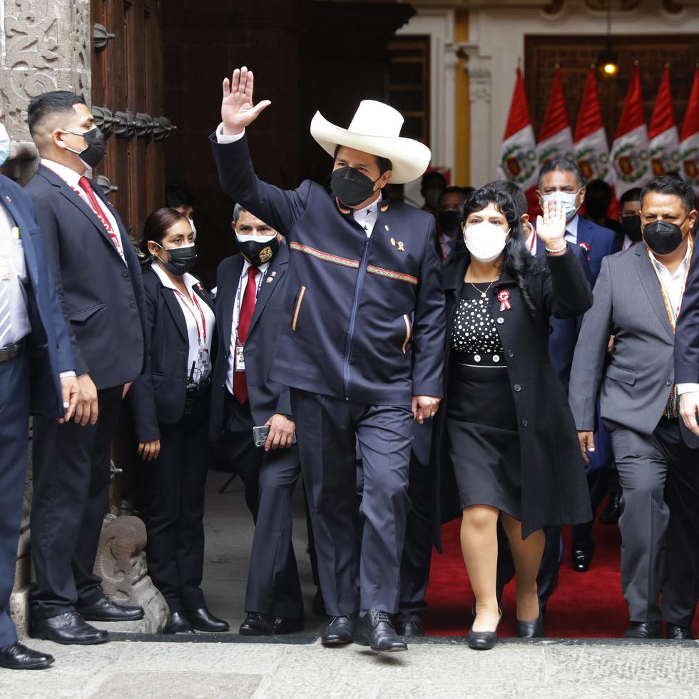 El presidente electo de Perú, Pedro Castillo, saluda mientras él y su esposa Lilia Paredes dejan el Ministerio de Relaciones Exteriores el miércoles 28 de julio de 2021 con el fin de dirigirse al Congreso para la ceremonia de juramentación el día de su toma de posesión, en Lima, Perú. (AP Foto/Guadalupe Pardo)