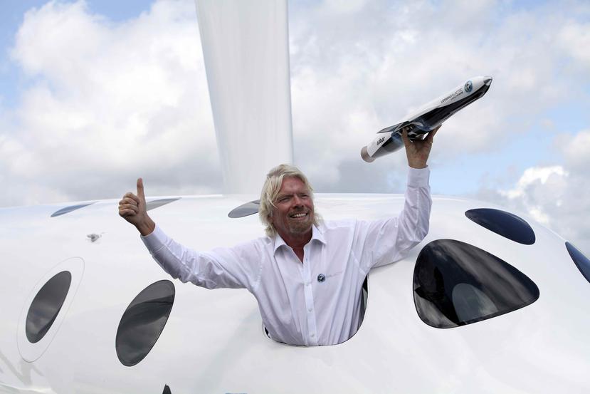 Richard Branson muestra un modelo de un lanzador de cohetes desde la ventana del SpaceShipTwo, de la empresa Virgin Galactic, fundada por él. (Bloomberg / Chris Ratcliffe)