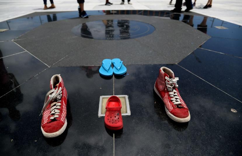 Un grupo de personas llegan al Capitolio a llevar zapatos para recordar a las víctimas del huracán María.