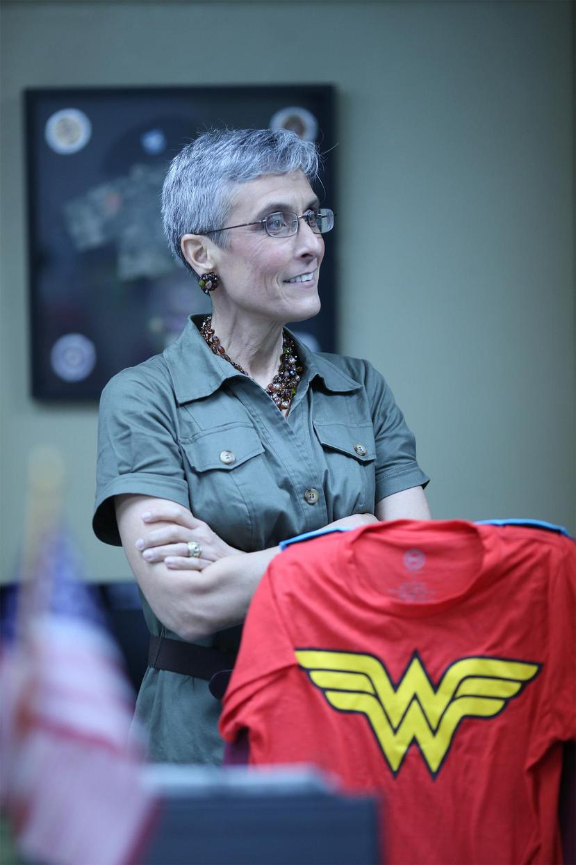 A Michelle Hernández de Fraley le llamaban “Wonder Woman” (Mujer Maravilla) cuando estaba en el ejército. Aquí, la designada superintendente junto a una camiseta con el logo de la superheroína.