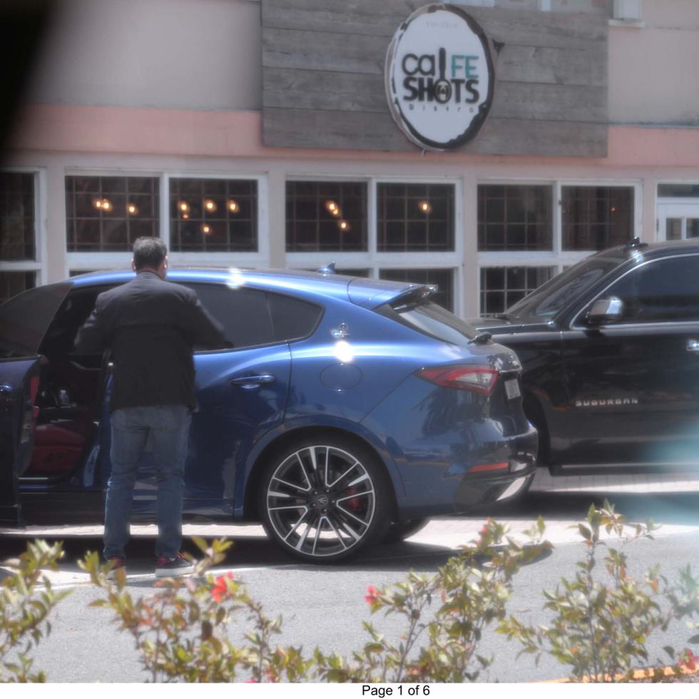 En una de las secuencias de fotos, se ve al empresario Oscar Santamaría bajándose de su auto, un Maserati azul, frente a un restaurante, el mismo lugar donde también se ve al exalcalde de Guaynabo Ángel Pérez bajarse de su auto oficial.