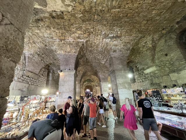 De paseo por Split, una ciudad histórica en Croacia 