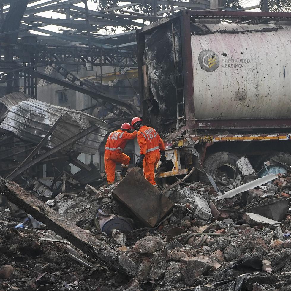 Equipos de rescate buscaban más cadáveres el viernes entre montones de escombros y restos luego de una explosión y un incendio en una fábrica de sustancias químicas en el oeste de India que dejara al menos nueve muertos y 64 heridos.