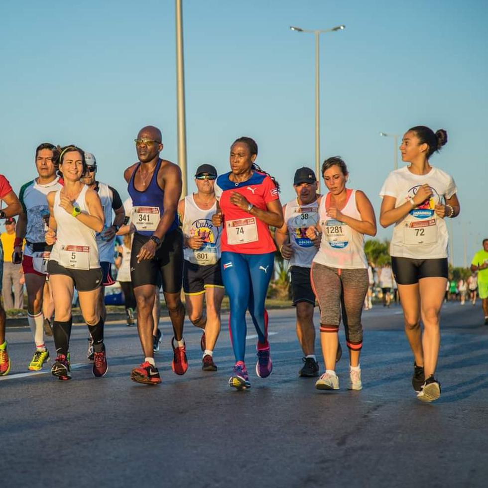 Aunque ya no compite en eventos de alto rendimiento, Fidelia Quirot (con camiseta roja) se mantiene activa en carreras como el maratón de Varadero, que se realiza en Cuba en marzo.