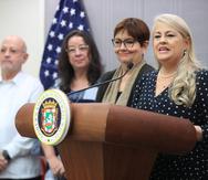 De izquierda a derecha, el exjuez federal José Antonio Fusté, la licenciada Nilda Añeces, la exjefa de la fiscalía federal Rosa Emilia Rodríguez y la gobernadora Wanda Vázquez