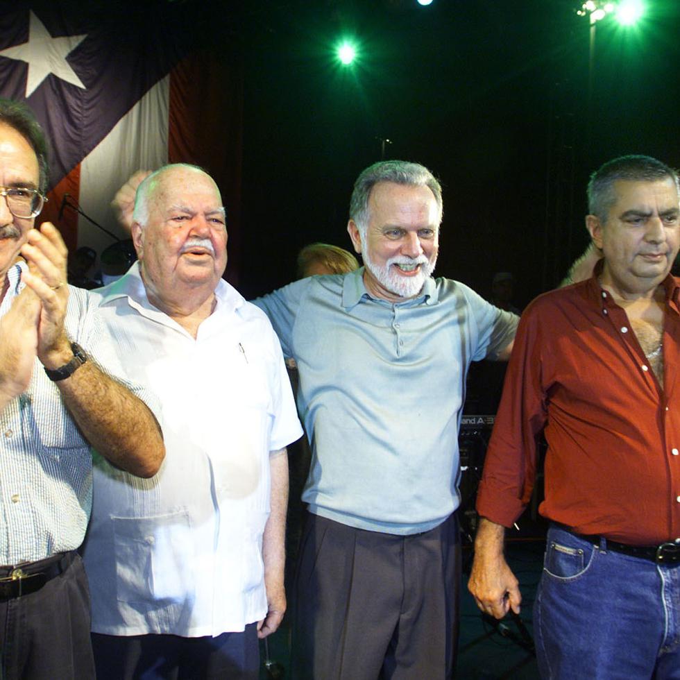 Mari Brás (segundo desde la izquierda) y Berríos (a su derecha) coincidieron en la edición del 2000 del Festival Claridad. En la foto, acompañados por Fernando Martín y el hoy fenecido Carlos Gallisá.