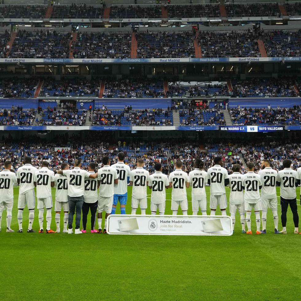 Los jugadores del Real Madrid lucen la camiseta de su compañero Vinicius previo al partido contra el Rayo Vallecano por la Liga de España este miércoles.