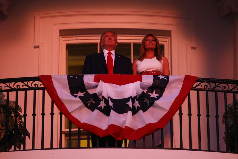 El presidente Donald Trump y la primera dama, Melania Trump, presencian desde el Balcón Truman de la Casa Blanca, en Washington, el espectáculo de fuegos artificiales con motivo del Día de la Independencia de Estados Unidos.