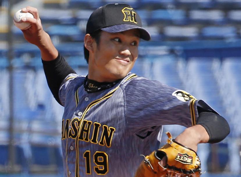 En imagen del 11 de marzo de 2020, el pitcher Shintaro Fujinami, de los Tigres de Hanshin, lanza en un duelo de pretemporada ante las Golondrinas de Yakult en Tokio. (AP)