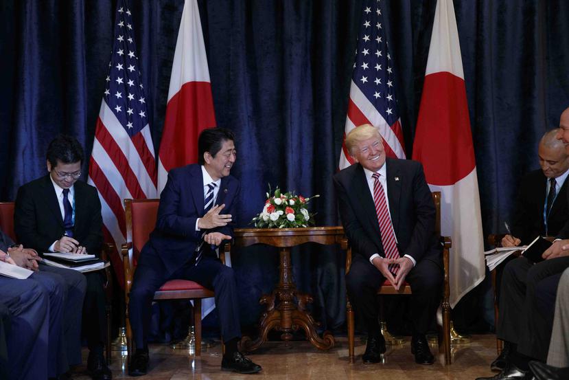 Trump disfruta de la conversación con el primer ministro japonés, Shinzo Abe, durante el G7. (AP)