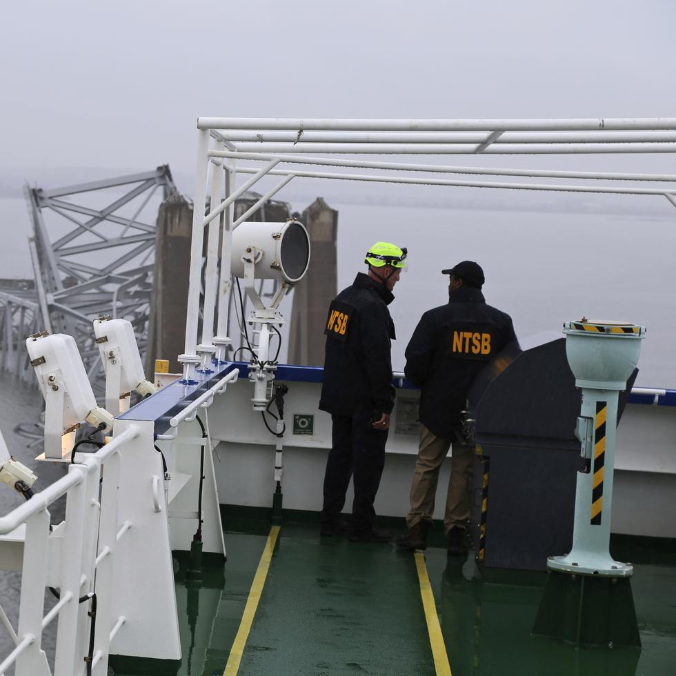Investigadores de la Junta Nacional de Seguridad en el Transporte subieron al carguero "Dalí" como parte de la pesquisa del derrumbe del puente Francis Scott Key, en Baltimore.