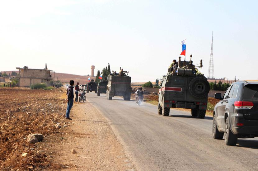 Vehículos blindados del ejército ruso patrullan la frontera siria en Kobani, miércoles 23 de octubre de 2019. (AP)