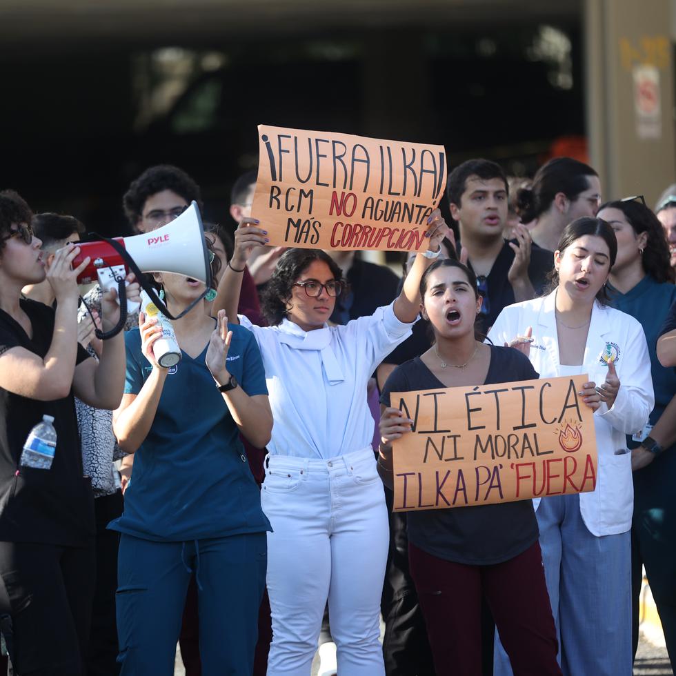 Estudiantes y miembros de la facultad del Recinto de Ciencias Médicas han celebrado protestas, desde la semana pasada, en contra del nombramiento de Ilka Ríos Reyes como rectora del campus.