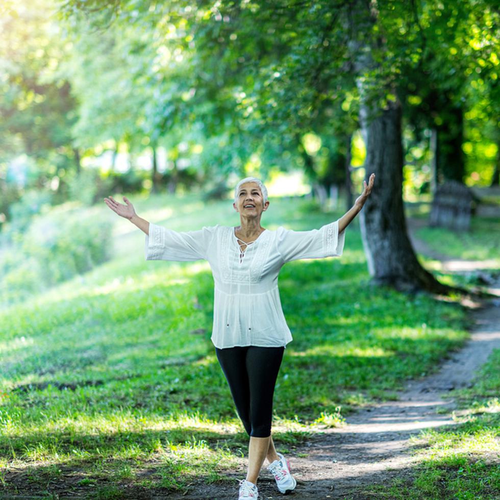 Hacer ejercicio que sostenga el peso del cuerpo, como caminar diariamente por lo menos por 45 minutos al día, es aconsejable.