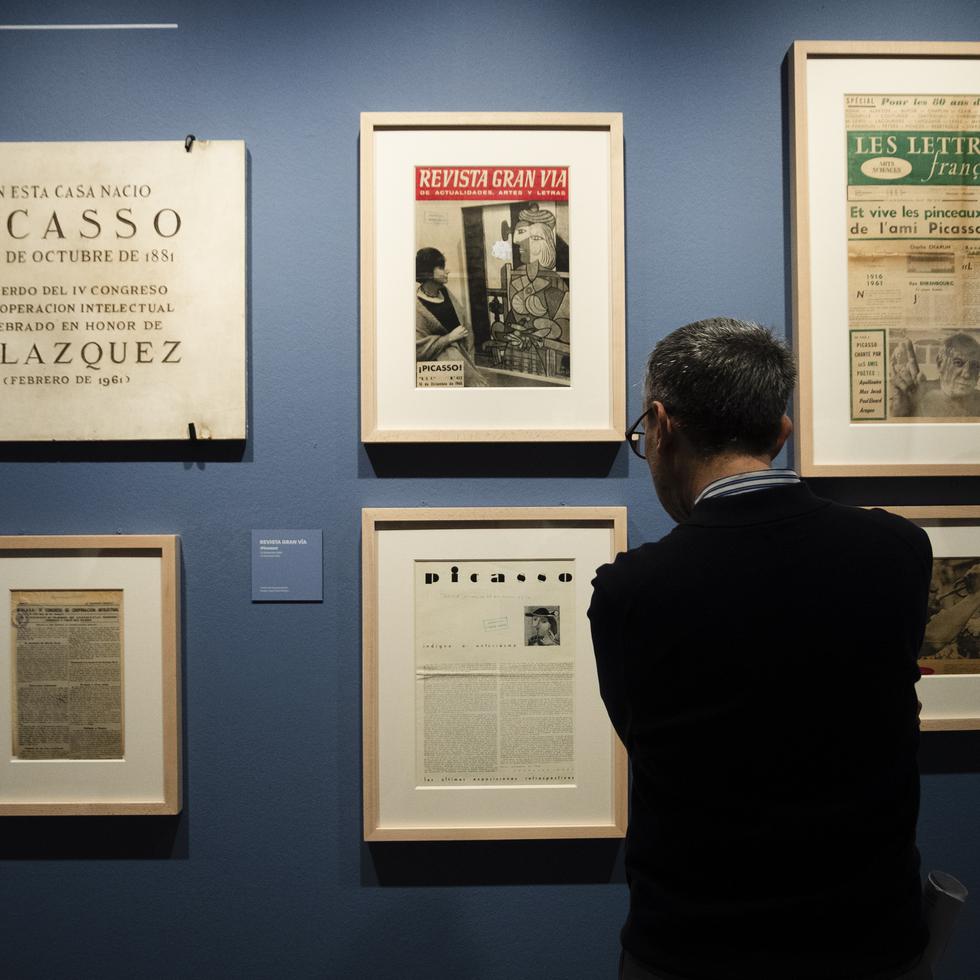 El comisario de la exposición "La imagen de Picasso", Mario Virgilio Montañez, observa unos artículos de prensa durante la presentación de la muestra este miércoles en la sala de exposiciones temporales del Museo Casa Natal Picasso de Málaga. EFE/Jorge Pablo
