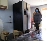 Carmen Crespo, residente de Vega Alta, perdió casi todas sus pertenencias cuando el nivel de agua de una quebrada que ubica junto a su casa alcanzó los dos pies de altura en el interior de la residencia.