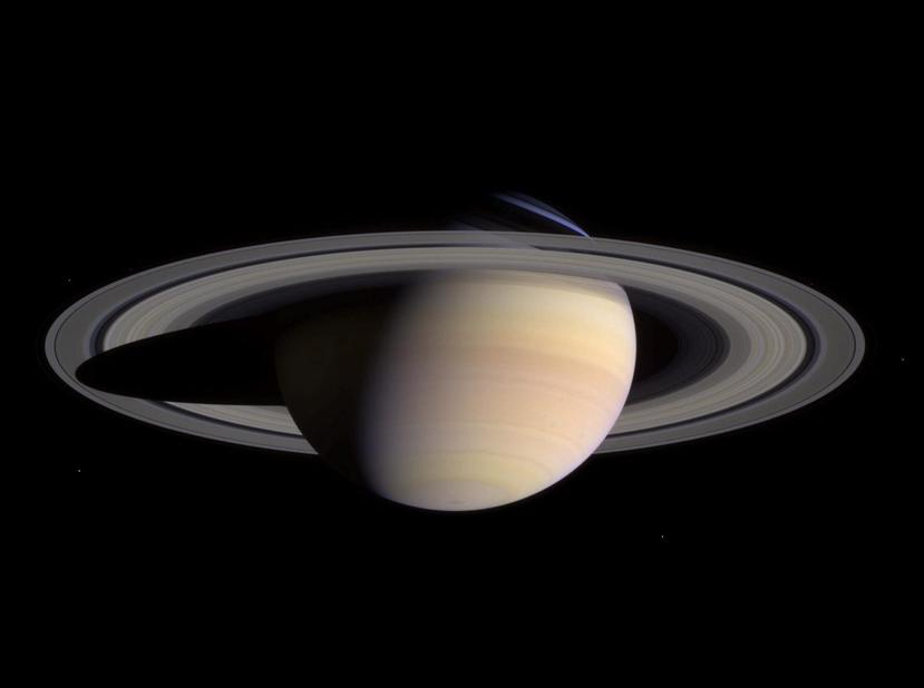 Saturno, el segundo planeta de mayor masa en nuestro sistema solar, puede alojar la superficie de la Tierra 740 veces. (Archivo)