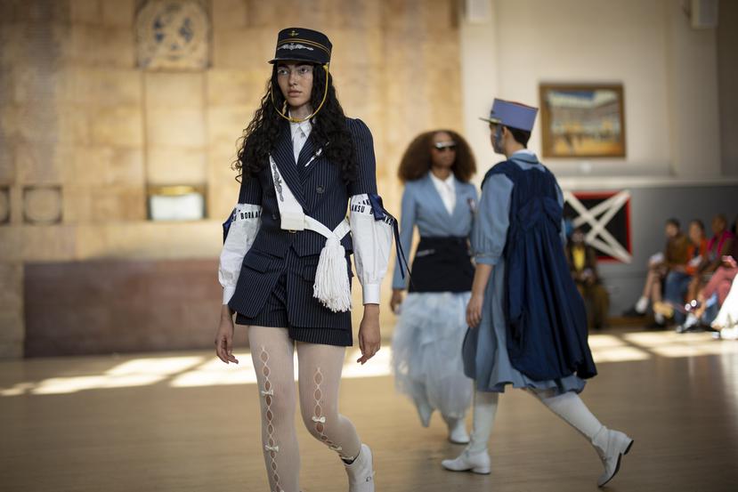Modelos presentan creaciones del diseñador turco Bora Aksu durante un desfile en la Semana de la Moda de Londres.