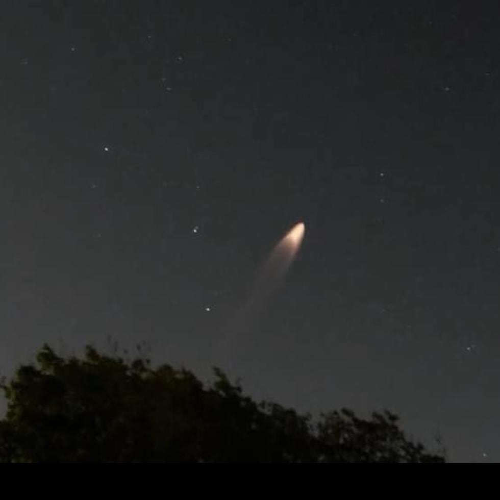 En la imagen, otro cohete de SpaceX visto desde Puerto Rico.