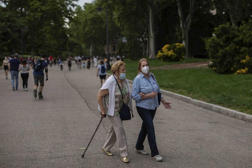 Ciudadanos salen con sus mascarillas a caminar por el parque del Retiro en Madrid, España. (AP/Bernat Armangue)