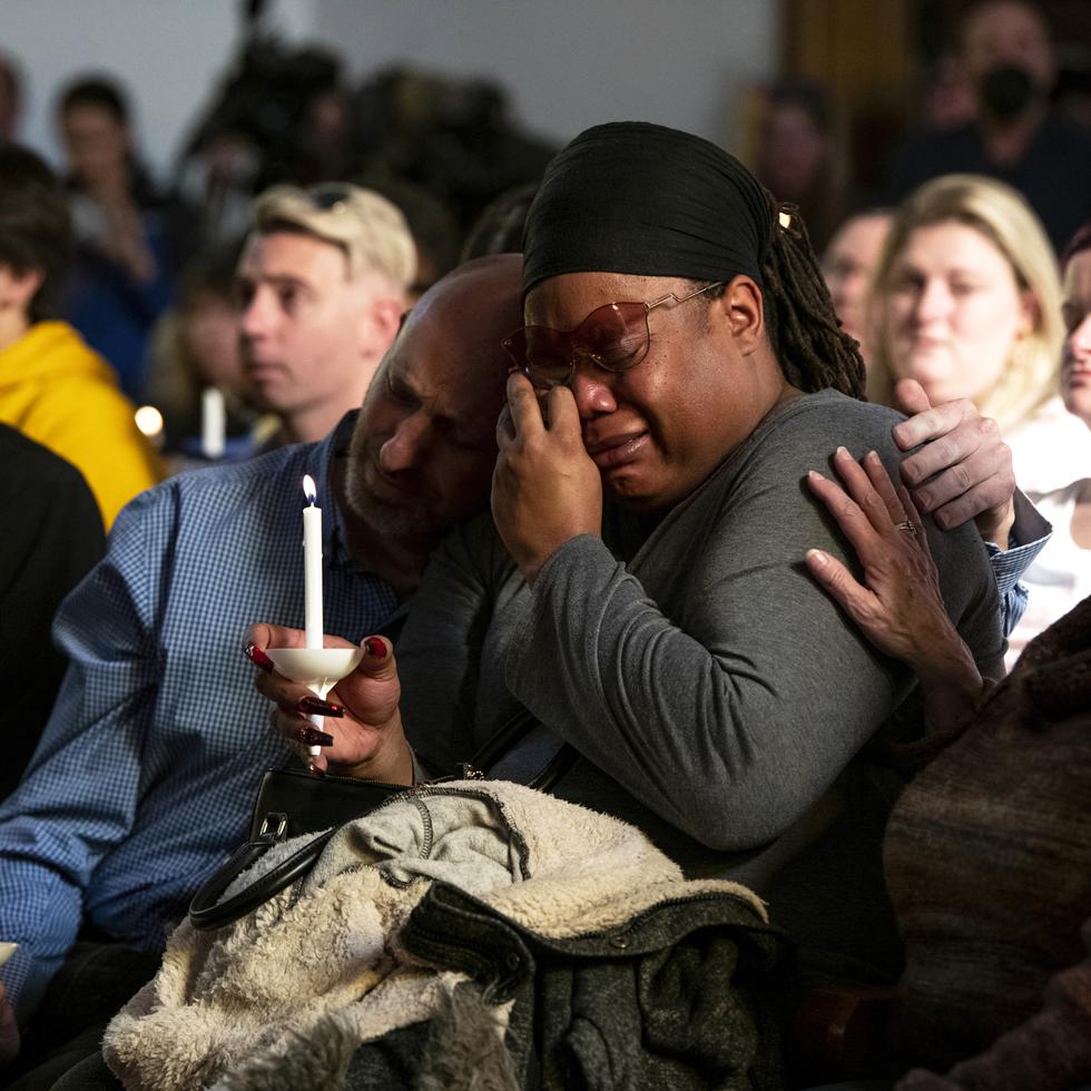 Tyrice Kelley, en el centro a la derecha, artista del Club Q, recibe consuelo durante un servicio celebrado en la Iglesia Unitaria All Souls después de un tiroteo fatal en Colorado Springs, Colorado.
