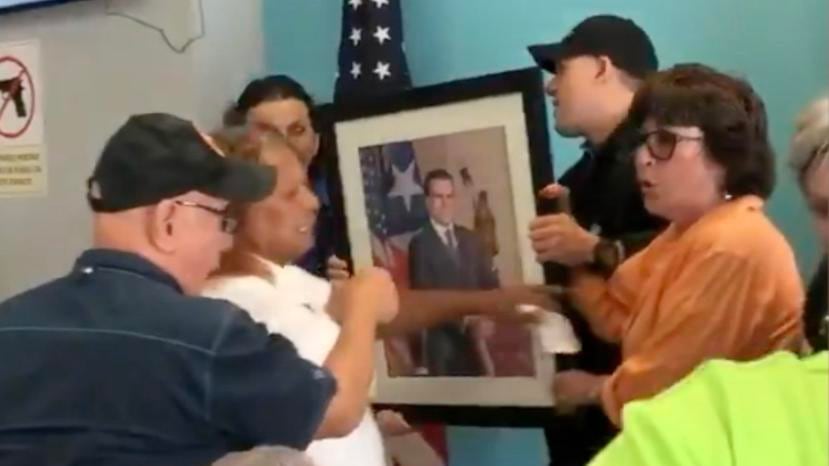 Querían quitar la foto del gobernador porque no las representa. (Captura/Twitter)