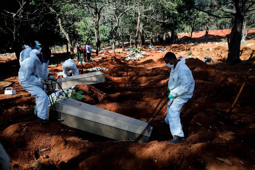 Sepultureros trabajan en el cementerio Vila Formosa, en Sao Paulo, Brasil. (EFE)