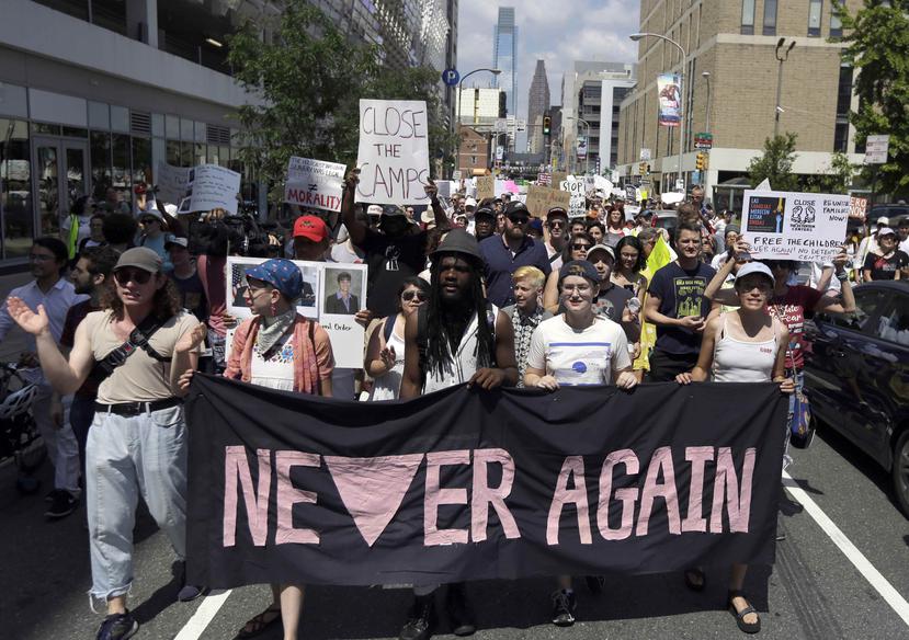 Manifestantes convocados por Never Again Is Now, organización mayormente judía, caminando hacia el Independence Mall en Filadelfia. (AP/Jacqueline Larma)
