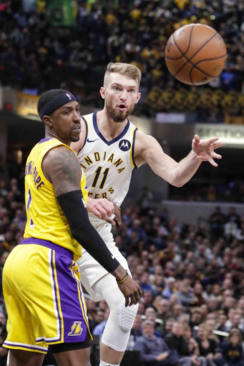 Domantas Sabonis, alero de los Pacers de Indiana, envía un pase frente a Kentavious Caldwell-Pope, de los Lakers de Los Ángeles. (AP)