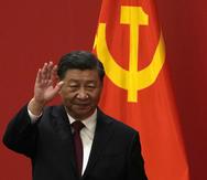El presidente de China, Xi Jinping, saluda en un acto para presentar a los nuevos miembros del Comité Permanente del Politburó en el Gran Salón del Pueblo en Beijing, el domingo 23 de octubre de 2022. (AP Foto/Andy Wong)