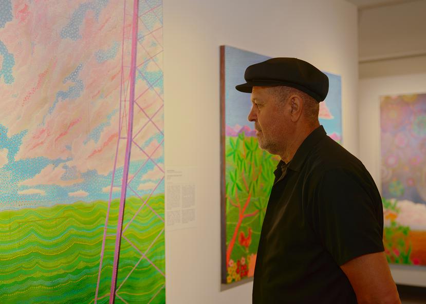Ortiz Bonilla observa una de sus obras.