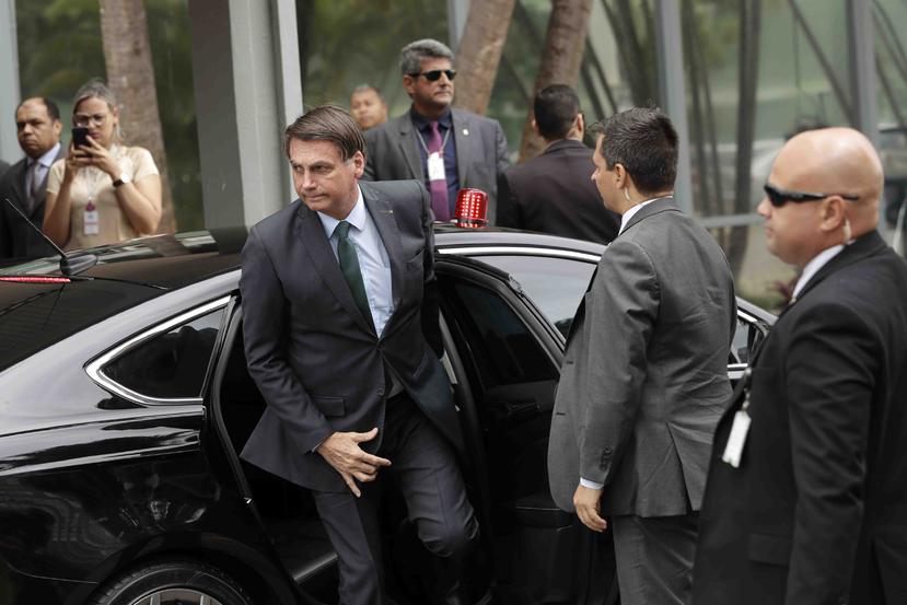 Jair Bolsonaro saliendo de su automóvil antes de asistir a una reunión con comandantes militares en el Ministerio de la Defensa en Brasilia. (AP/Eraldo Peres)